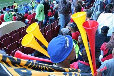 Fan bóng đá săn lùng kèn vuvuzela