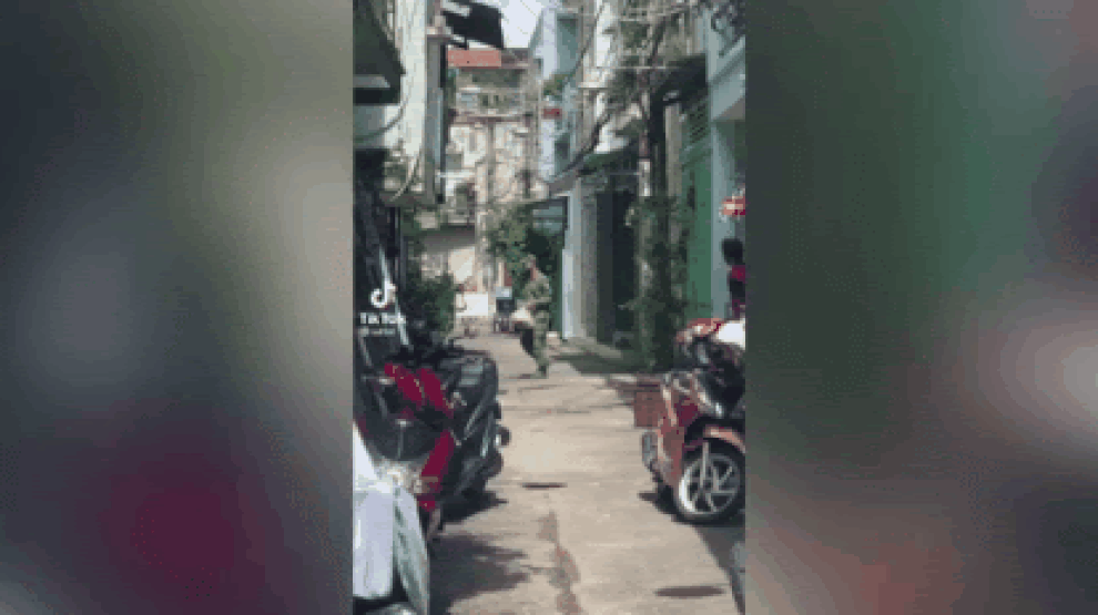 Dân mạng rầm rộ chia sẻ hình ảnh chiến sĩ bộ đội tất bật giao nhu yếu phẩm - 1 Dân mạng rầm rộ chia sẻ hình ảnh chiến sĩ bộ đội tất bật giao nhu yếu phẩm - 1