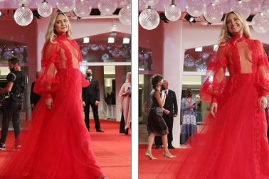 "Người đẹp nhất thế giới" rực rỡ váy đỏ tại Venice