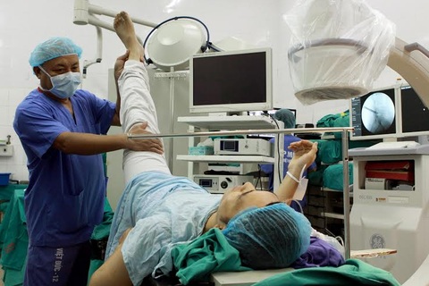 Vừa dứt ca mổ, thầy thuốc, bệnh nhân có thể “dắt” nhau đi ăn sáng