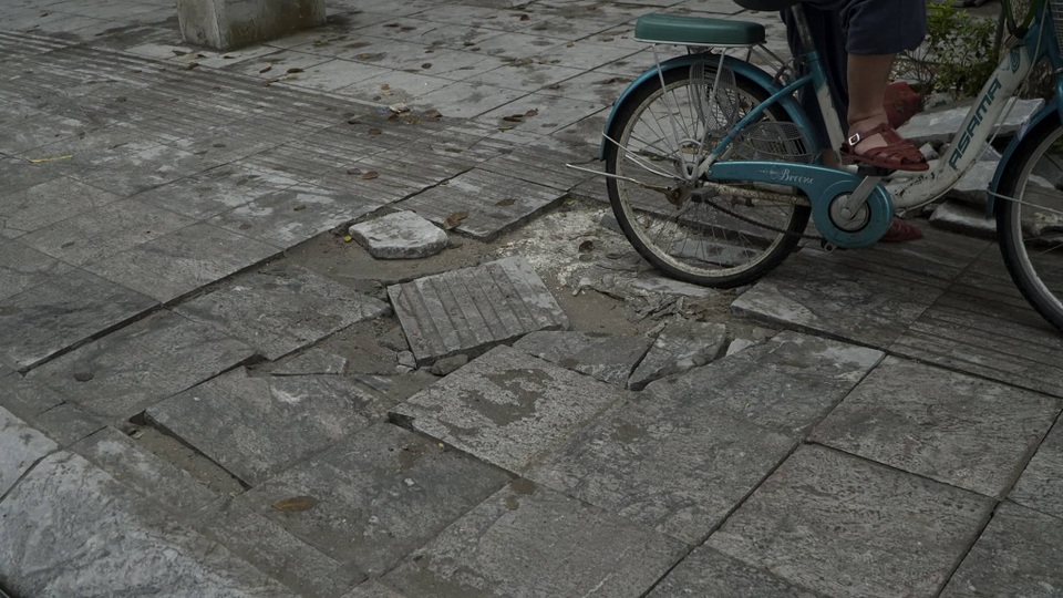 Đá lát vỉa hè Hà Nội độ bền 70 năm bong tróc sau 3 năm sử dụng - 6 Đá lát vỉa hè Hà Nội độ bền 70 năm bong tróc sau 3 năm sử dụng - 6