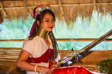 Khám phá bộ tộc kỳ lạ: phụ nữ cổ càng dài càng đẹp!