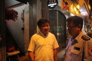 Ông Đoàn Ngọc Hải một mình đi dẹp vỉa hè sau 8 tháng ngừng "xuống đường"