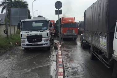 Thót tim cảnh xe tải, container “chèn ép” xe máy để thoát kẹt xe