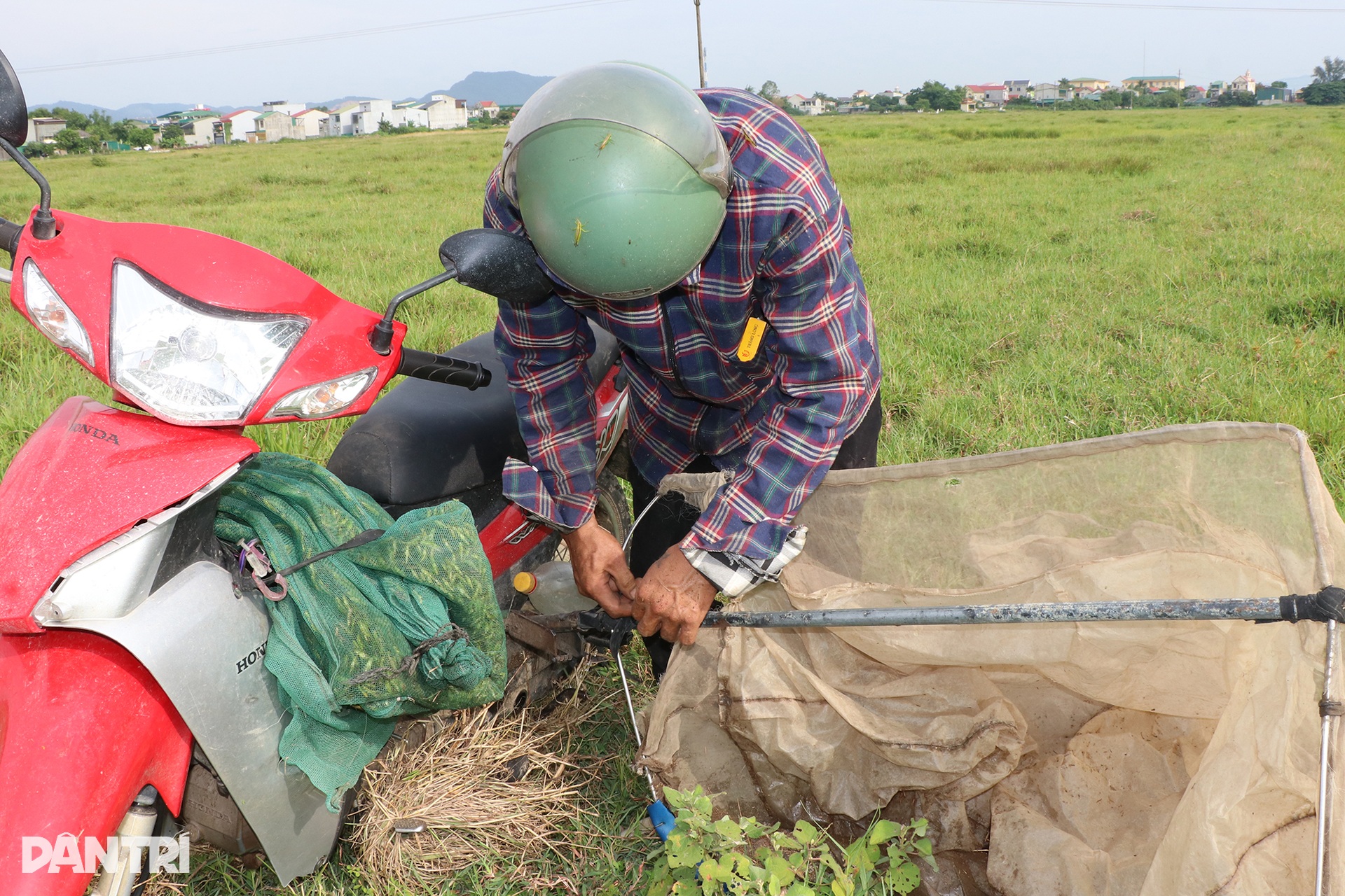 Làm xiếc mô tô bay trên đồng cỏ, bỏ túi tiền triệu mỗi ngày - 4 Làm xiếc mô tô bay trên đồng cỏ, bỏ túi tiền triệu mỗi ngày - 4