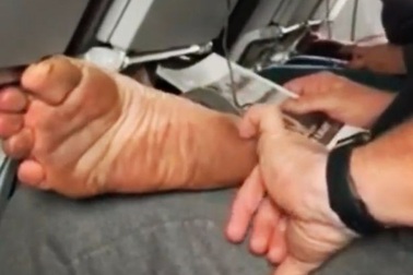 Cư dân mạng kêu gọi bỏ tù người đàn ông có hành vi "gây buồn nôn" trên máy bay