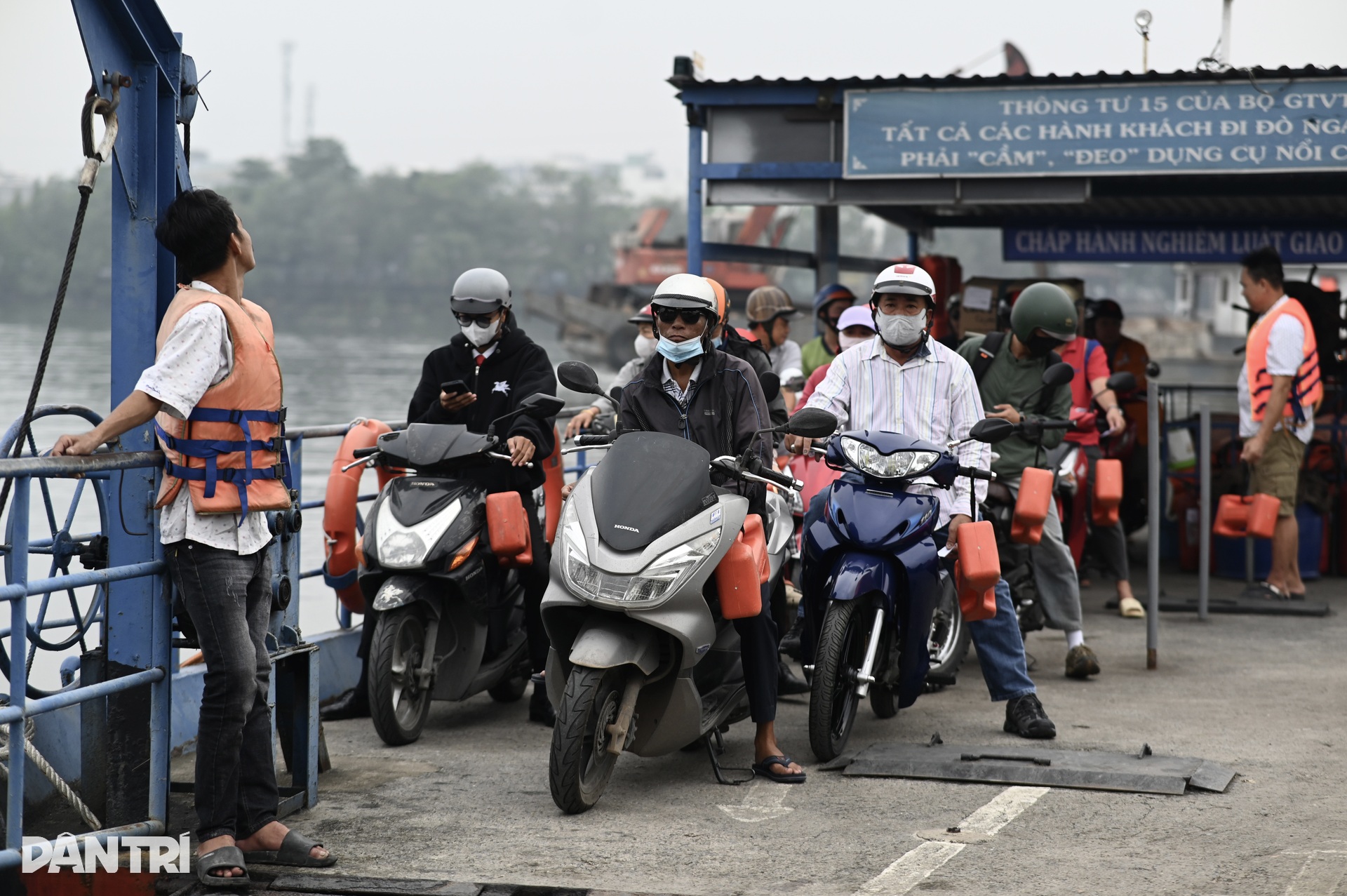 Người dân TPHCM vui khi phà Bình Quới hoạt động lại, hết đi vòng 10km - 11 Người dân TPHCM vui khi phà Bình Quới hoạt động lại, hết đi vòng 10km - 11