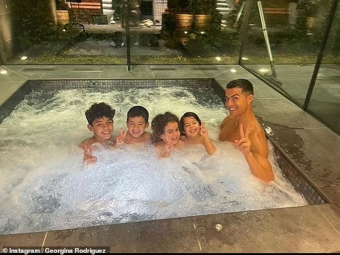 Bạn gái gọi Ronaldo là người cha tuyệt vời nhất thế giới - 1 Bạn gái gọi Ronaldo là người cha tuyệt vời nhất thế giới - 1