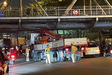 Xe cẩu mắc kẹt dưới gầm cầu Long Biên