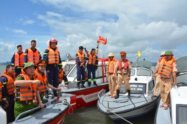 Lãnh đạo Công an Quảng Ninh trực tiếp chỉ đạo tìm kiếm nạn nhân vụ lật tàu