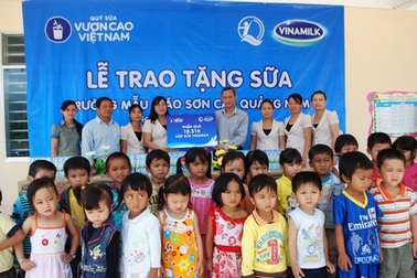 Trao sữa đến các cháu HS “chỉ mong có một ly sữa mỗi tuần”