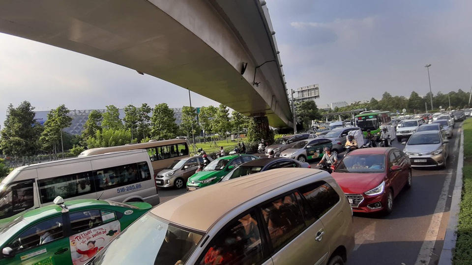 Vật vạ nửa ngày ở sân bay chờ được về quê ăn Tết - 9