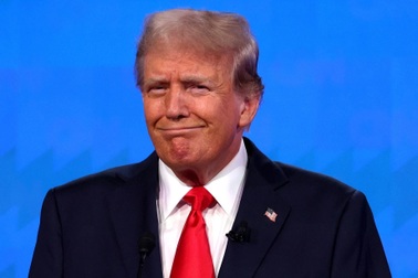 Ông Trump: "Tôi trông đẹp hơn bà Harris"