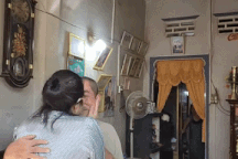 Gặp bố sau 45 năm thất lạc, người phụ nữ khóc nấc vì phản ứng của mẹ kế