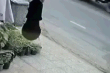 Nữ sinh "tung chưởng" hạ gục hai tên cướp điện thoại trên đường