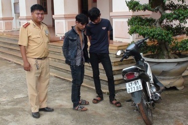 Trộm xe máy quên "đồ nghề" quay lại lấy thì bị CSGT tóm gọn
