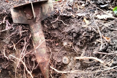 Phát hiện quả bom còn nguyên vẹn nằm trên đồi