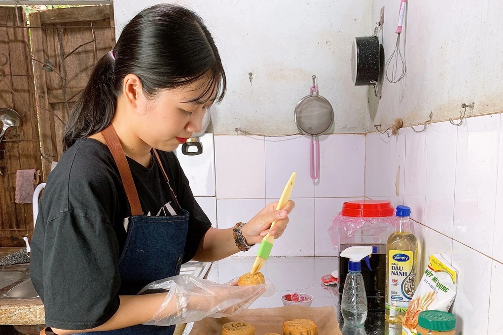 Người dân phố núi làm bánh Trung thu handmade, hút khách mua - 1