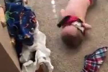 Nhóc không tay không chân tự thu gọn quần áo cất vào ngăn kéo