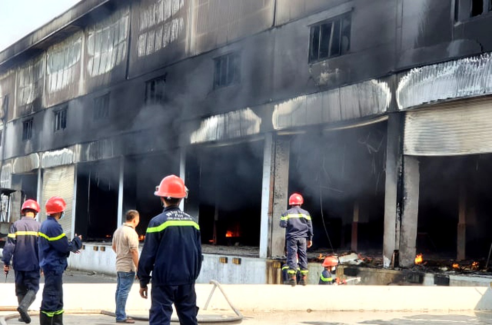 Công ty sản xuất nệm mút tại Bình Dương chìm trong “biển lửa” - 7 Công ty sản xuất nệm mút tại Bình Dương chìm trong “biển lửa” - 7