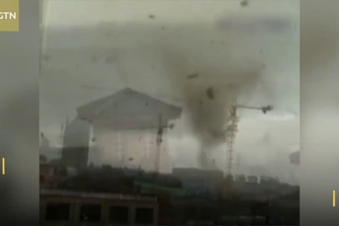 Lốc xoáy khủng khiếp cuốn bay hàng trăm nóc nhà