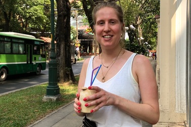 Khách Tây than trời vì bị ép mua hai quả dừa giá 300.000 đồng