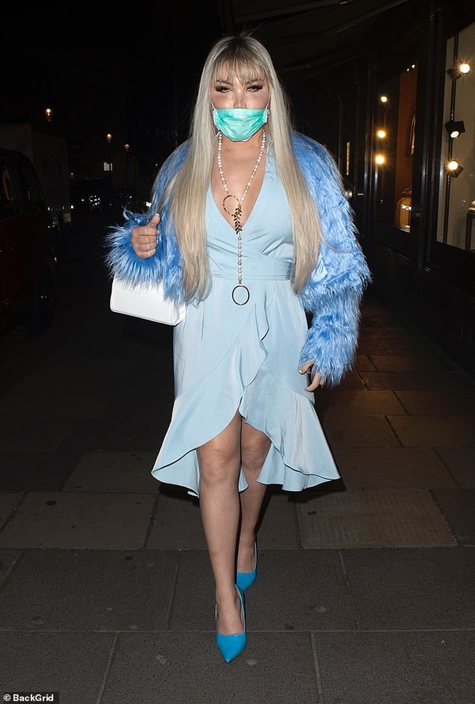 Lauren Goodger mặc áo xuyên thấu, đeo khẩu trang ra phố - 5 Lauren Goodger mặc áo xuyên thấu, đeo khẩu trang ra phố - 5
