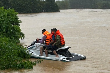 Giải cứu 13 người bị lũ cô lập trong trang trại lợn
