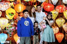 Du khách thả hoa đăng, cầu bình an trong đêm Tết Nguyên tiêu Nhâm Dần 2022