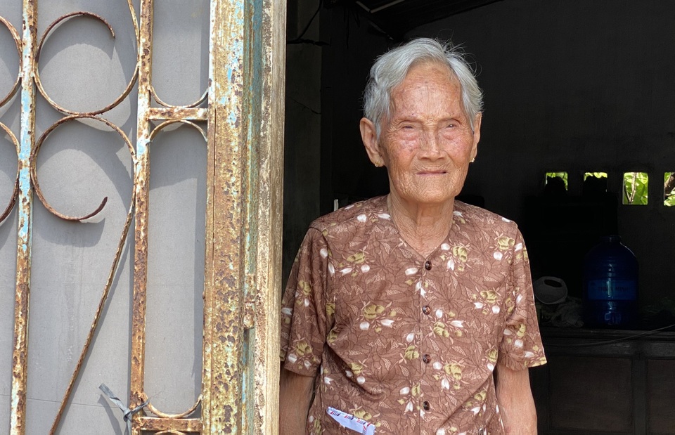 Vượt rừng, đội nắng mang tiền đến người dân gặp khó khăn vì dịch Covid-19 - 4 Vượt rừng, đội nắng mang tiền đến người dân gặp khó khăn vì dịch Covid-19 - 4