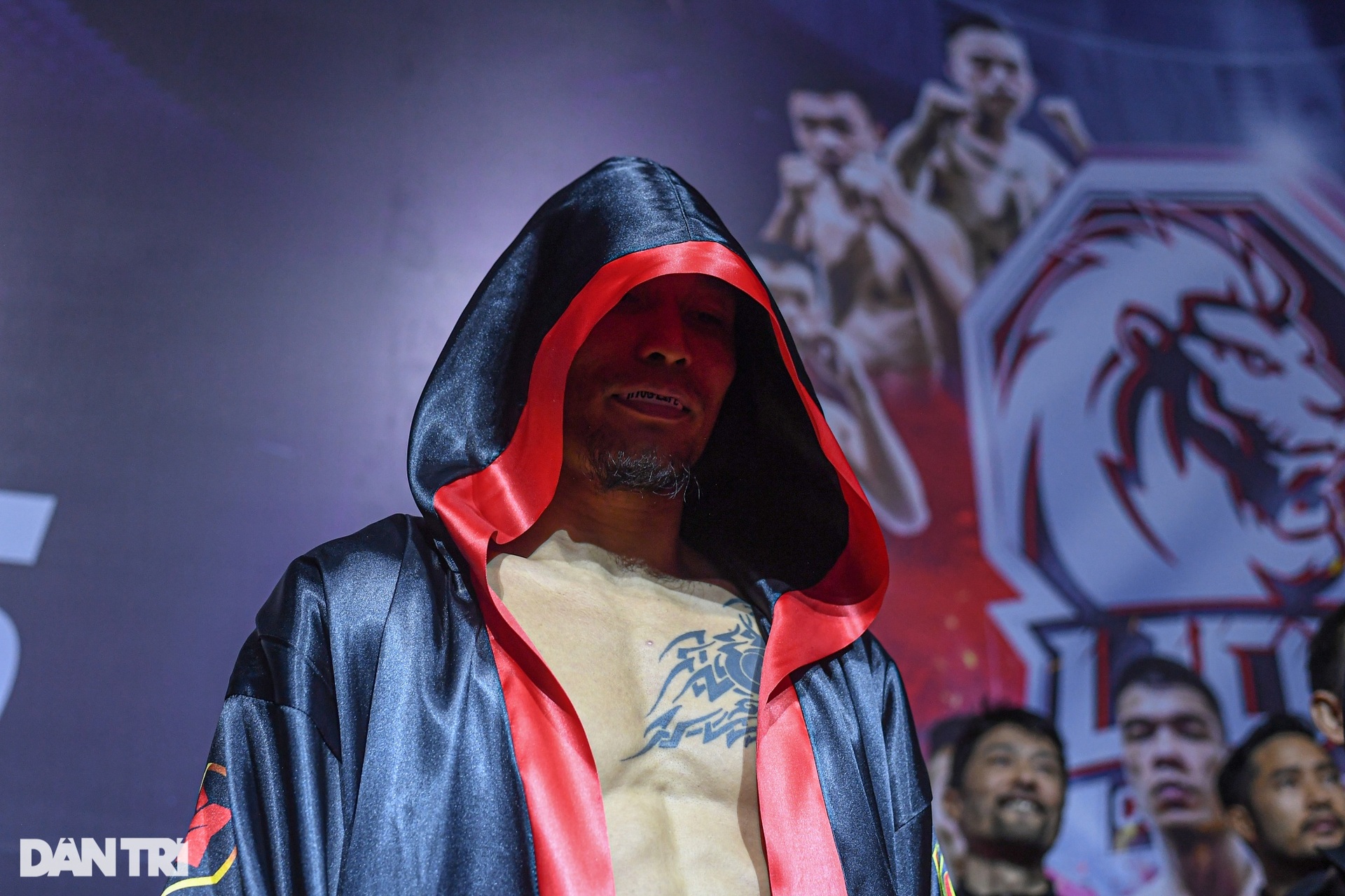 Khoảnh khắc Trần Quang Lộc hạ knock-out Lý Tiểu Long sau cú đấm liên hoàn - 1 Khoảnh khắc Trần Quang Lộc hạ knock-out Lý Tiểu Long sau cú đấm liên hoàn - 1