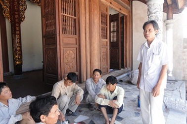 Doanh nhân xây chùa, tụng kinh