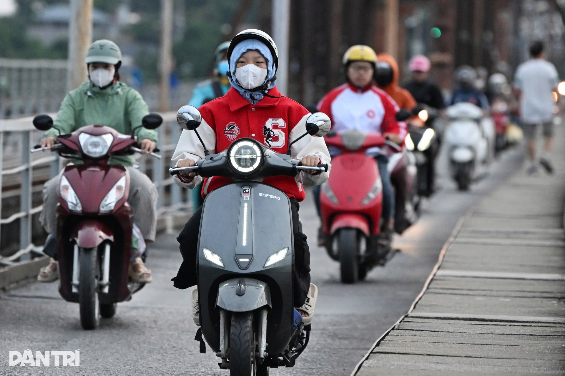 Người Hà Nội khoác áo ấm trong ngày gió lạnh tràn về - 4 Người Hà Nội khoác áo ấm trong ngày gió lạnh tràn về - 4