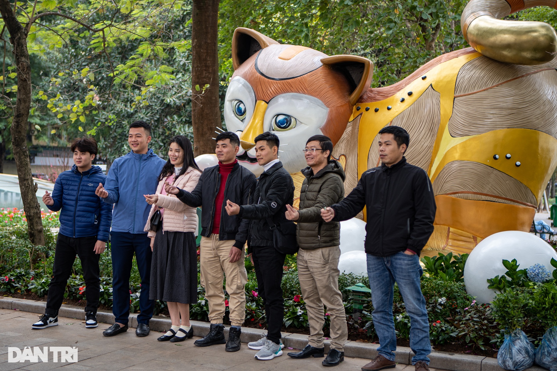 Linh vật mèo lém lỉnh ở Hà Nội lộ diện, người dân thích thú check-in - 1 Linh vật mèo lém lỉnh ở Hà Nội lộ diện, người dân thích thú check-in - 1