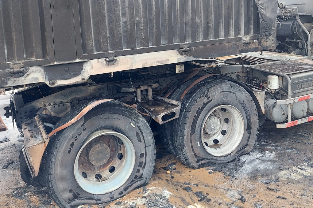 Xe-đau-keo-boc-chay-khi-dung-den-do-tren-quoc-lo-o-binh-dinh_CSGT-binh-dinh 2.jpg Xe-đau-keo-boc-chay-khi-dung-den-do-tren-quoc-lo-o-binh-dinh_CSGT-binh-dinh 2.jpg