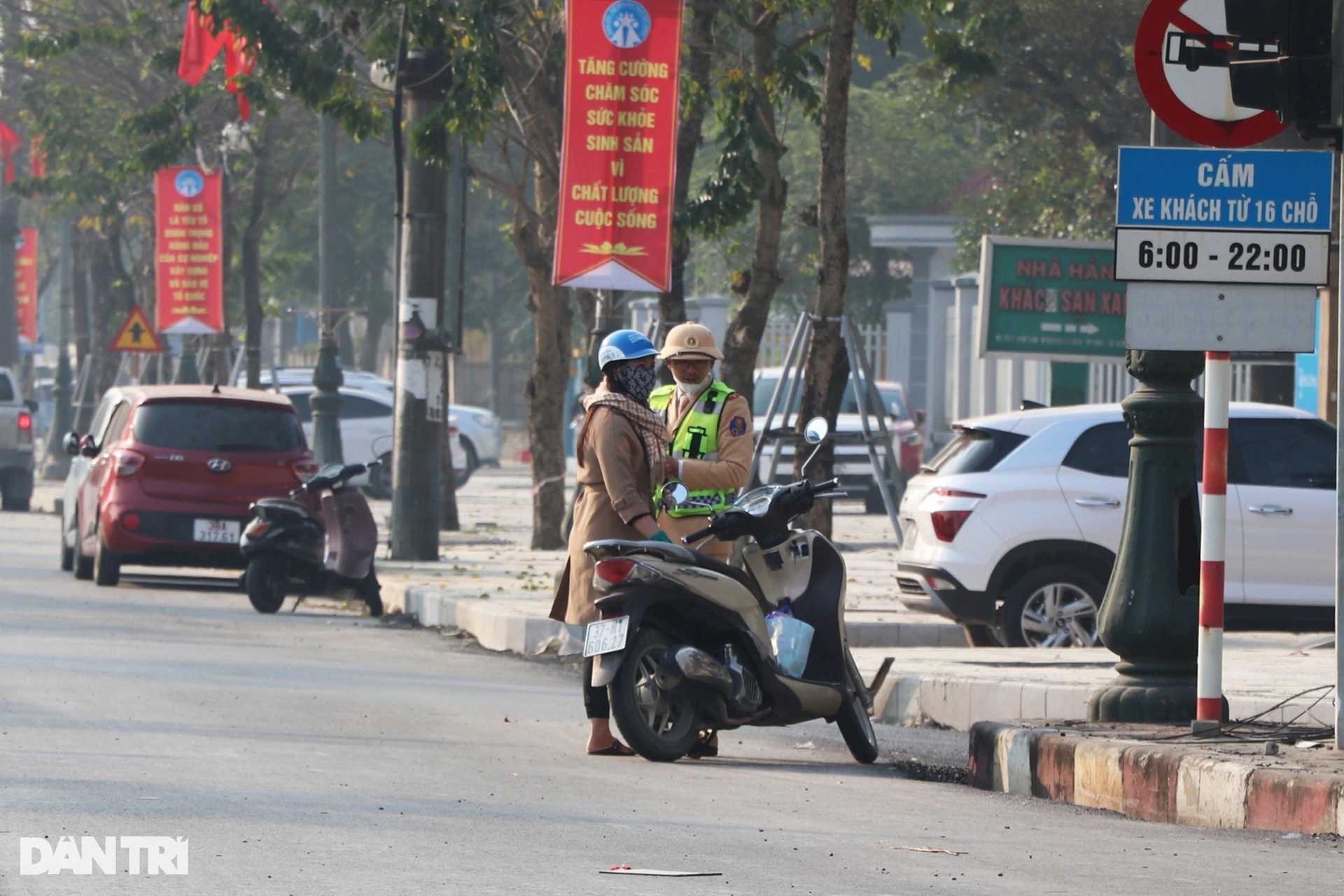 Nhiều người vi phạm giao thông trên đường phố Vinh dù mức phạt tăng nặng - 11 Nhiều người vi phạm giao thông trên đường phố Vinh dù mức phạt tăng nặng - 11