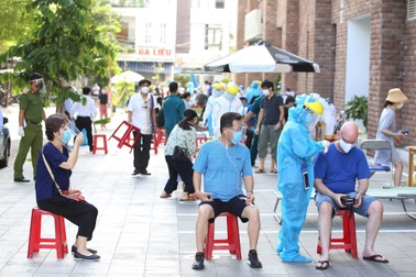 Đà Nẵng lấy mẫu xét nghiệm Covid-19 cho người nước ngoài
