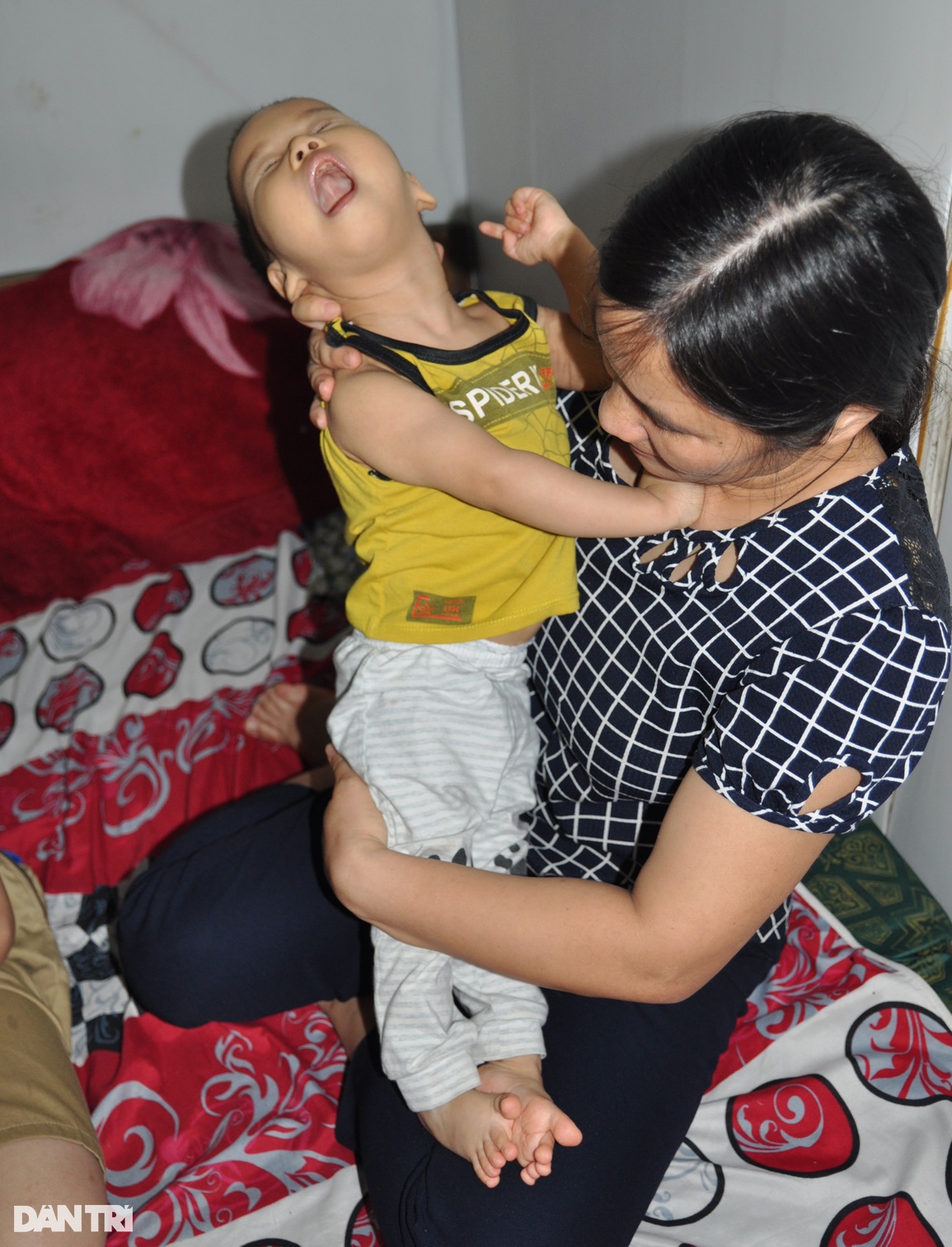 Mẹ nghèo khóc nghẹn ôm 2 con bại não trong đau đớn, tuyệt vọng - 3 Mẹ nghèo khóc nghẹn ôm 2 con bại não trong đau đớn, tuyệt vọng - 3