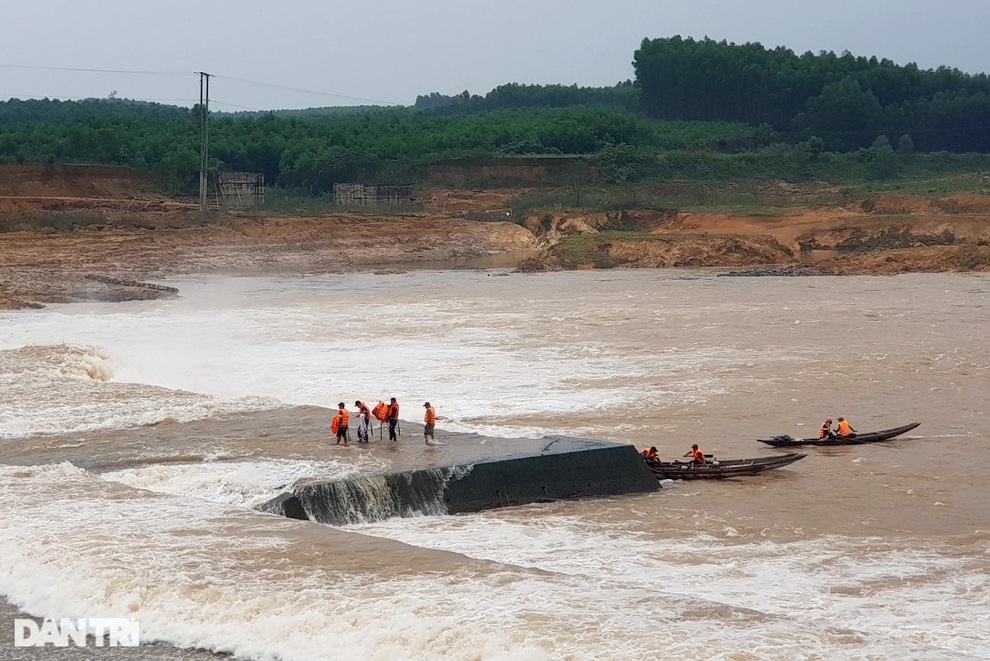 Giải cứu thành công Phó Giám đốc Sở và 6 người mắc kẹt, một người mất tích - 11 Giải cứu thành công Phó Giám đốc Sở và 6 người mắc kẹt, một người mất tích - 11