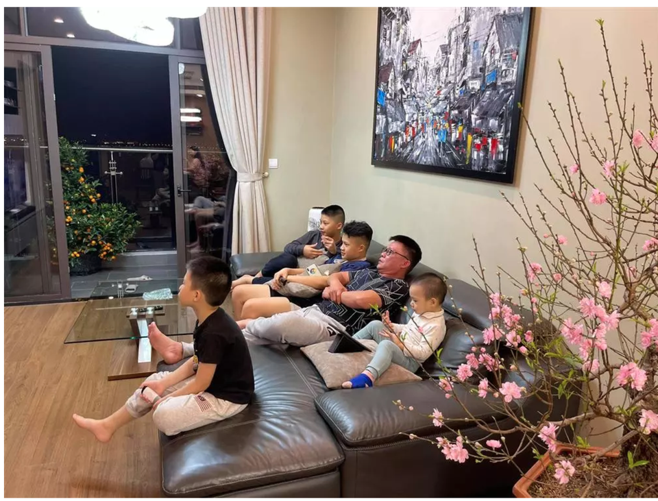 Ông bố đông con nhất VTV: Vợ chồng lục đục suốt ngày vì chuyện con cái - 2 Ông bố đông con nhất VTV: Vợ chồng lục đục suốt ngày vì chuyện con cái - 2