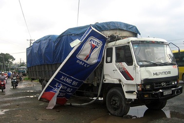 Xe tải mất phanh “đại náo” ngã tư Vũng Tàu