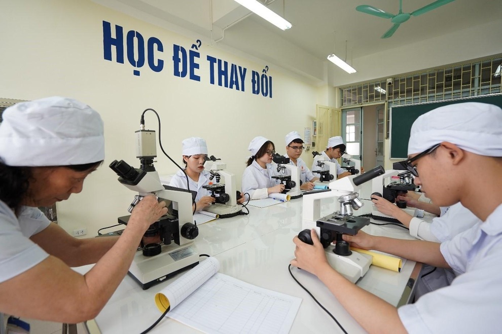 Đại học cấp học bổng trị giá 100% học phí cho thí sinh đạt từ 25- 28 điểm - 1 Đại học cấp học bổng trị giá 100% học phí cho thí sinh đạt từ 25- 28 điểm - 1