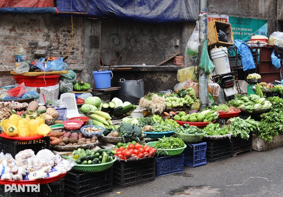 Giá rau đắt như thịt, bà nội trợ cầm 200.000 đồng đi chợ chỉ dám... rón rén - 2