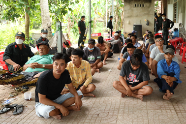 Phá trường gà, thu hơn 240 triệu đồng và nhiều hung khí