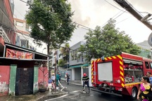 Nhà 2 tầng bốc cháy sau tiếng nổ, người dân tháo chạy thoát thân