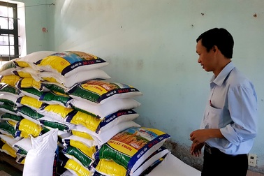 Trữ đủ lương thực cho học sinh vùng cao trước mùa mưa bão