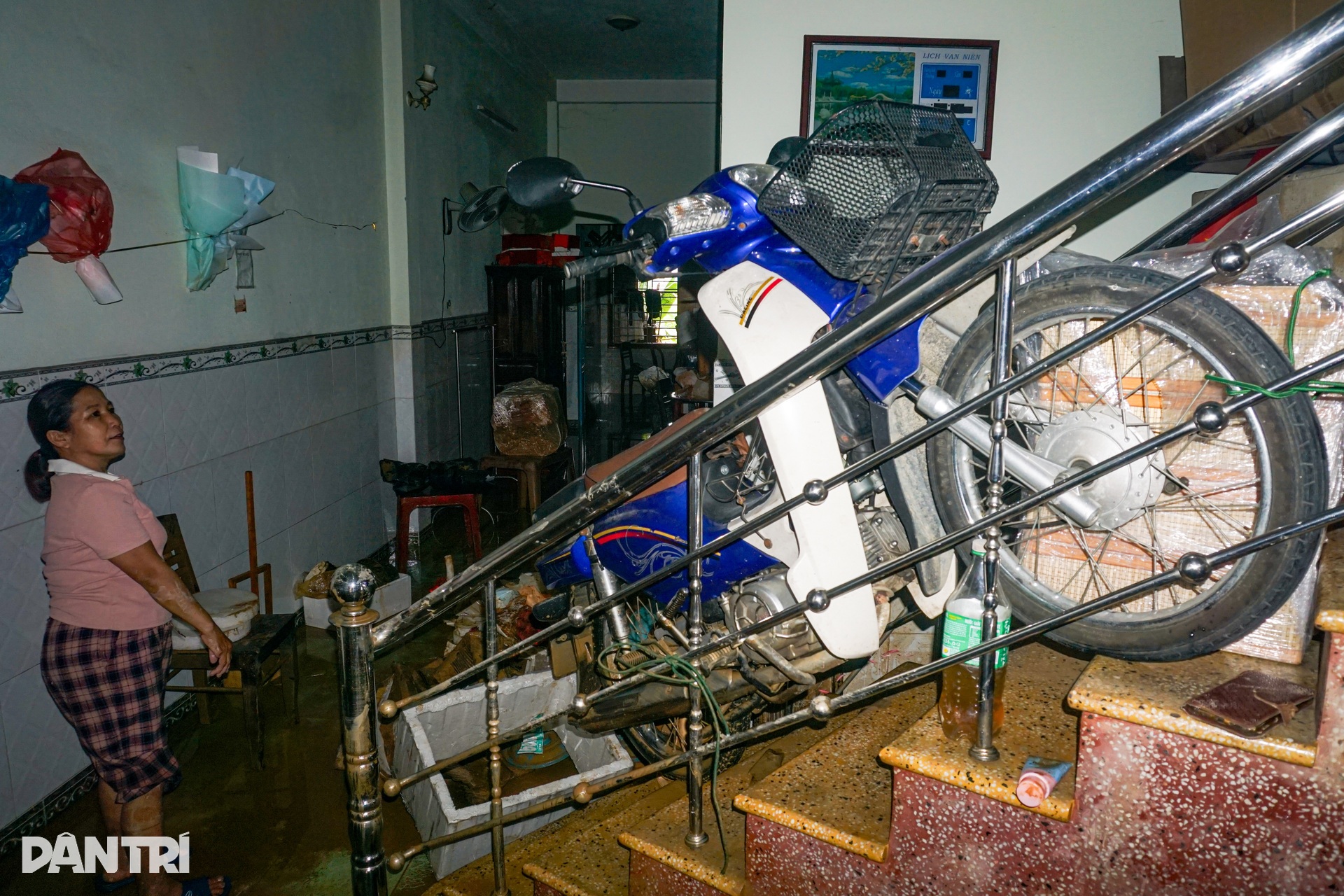 Gia đình tôi không còn đồ dùng gì nguyên vẹn sau khi nước rút! - 5 Gia đình tôi không còn đồ dùng gì nguyên vẹn sau khi nước rút! - 5