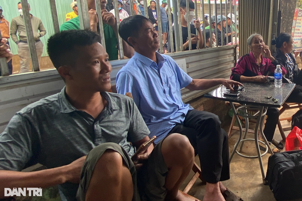 Vợ chồng nghe tin bố hấp hối, vội đón xe khách về quê thì gặp nạn - 2 Vợ chồng nghe tin bố hấp hối, vội đón xe khách về quê thì gặp nạn - 2