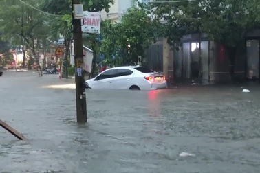 Ô tô nổi dập dềnh trong nước ngập ở Đà Nẵng, di chuyển tài tình như ca nô