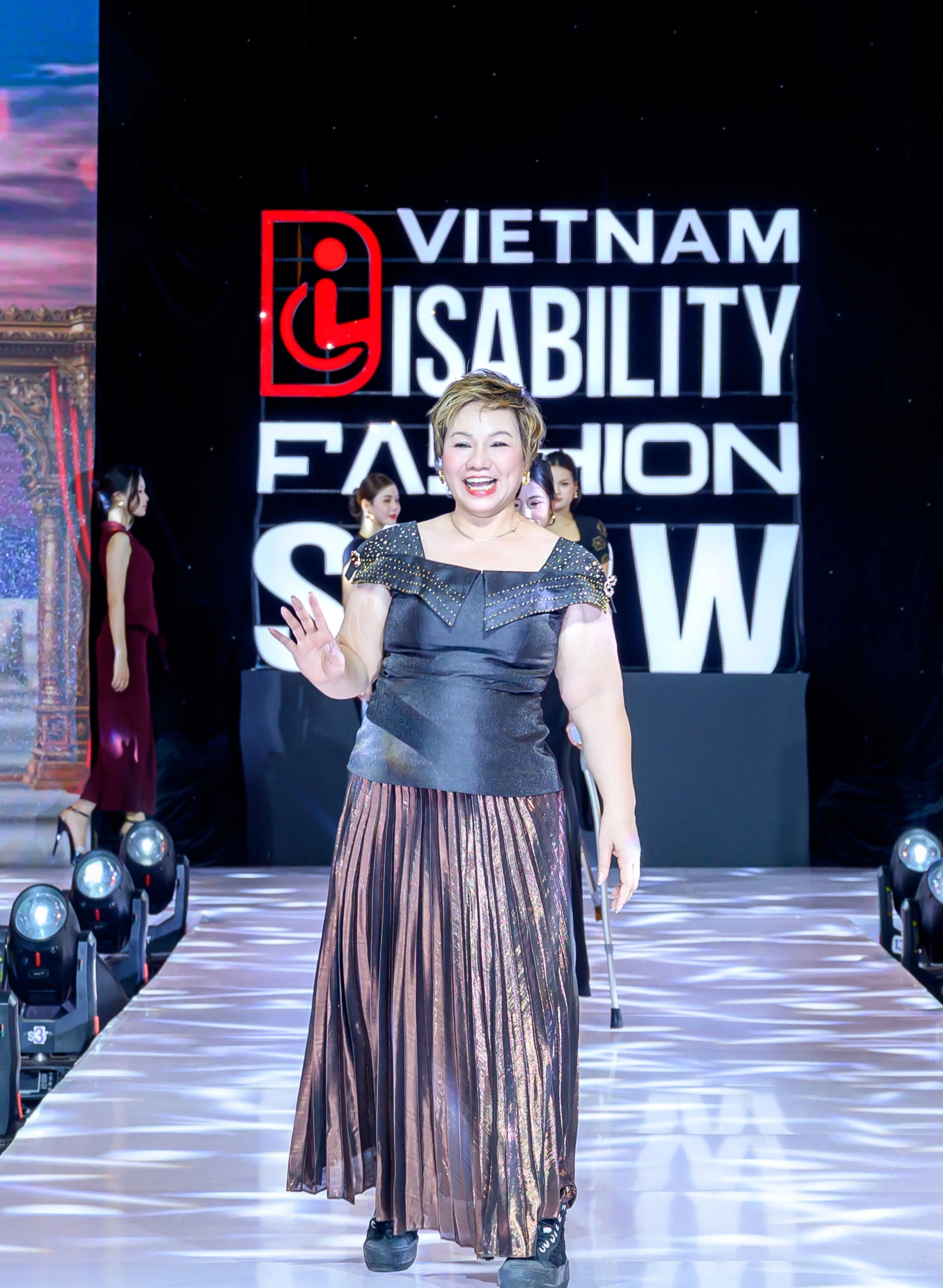 Người mẫu ngồi xe lăn, cặp vợ chồng tí hon tự tin trình diễn thời trang - 6 Người mẫu ngồi xe lăn, cặp vợ chồng tí hon tự tin trình diễn thời trang - 6
